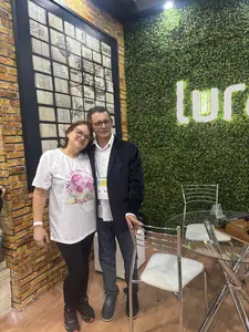 Régis de blazer com leitora, vertical