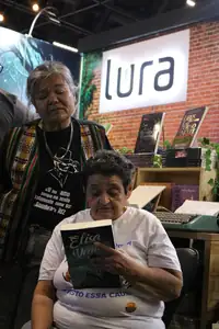 leitora lendo o livro no estande